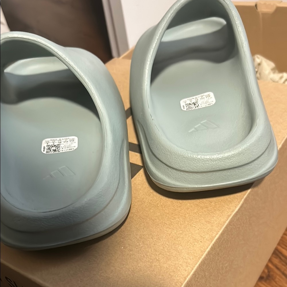 Yeezy Slide in Light Blue - Picture 5 of 5
